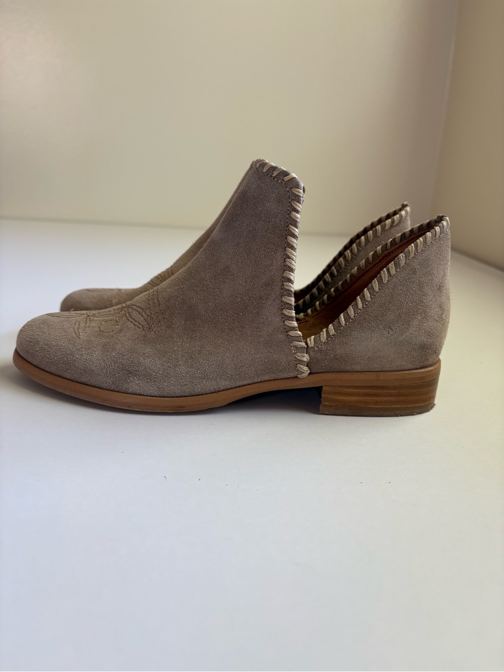 Sundance Lola Suede Tan Whipstitched Cutout Ankle Boots Italy Size 6.5